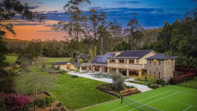 This lavish Ourimbah acreage has beaten the suburb sales record by over a million dollars.