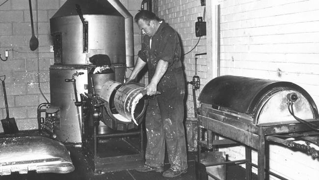 A curved-plate casting machine.