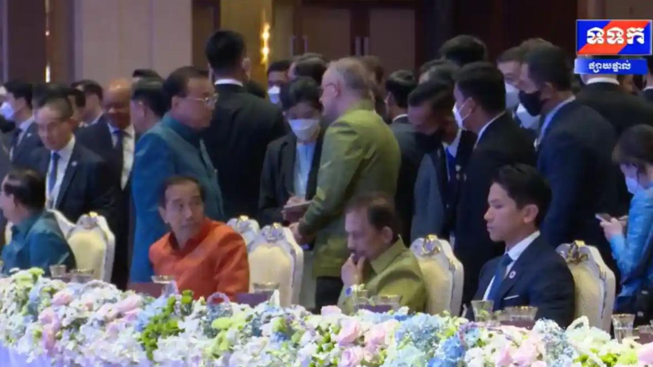 Anthony Albanese talks to Chinese Premier Li Keqiang at ASEAN. Picture: TVK