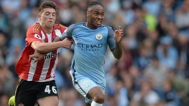 Sunderland's US midfielder Lynden Gooch (L) challenges Raheem Sterling.