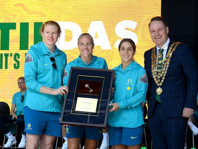 BRISBANE, AUSTRALIA - AUGUST 20: (L-R) Clare Polkinghorne, Tameka Yallop, Katrina Gorry and Adrian Schrinner, Lord Mayor of Brisbane, pose for a photo, during the Australian Matildas community reception following their 2023 FIFA Women's World Cup campaign, at City Botanic Gardens on August 20, 2023 in Brisbane, Australia. (Photo by Bradley Kanaris/Getty Images)