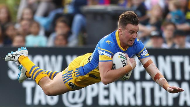 Clint Gutherson scores a try for the Eels.