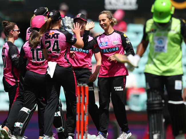 SYDNEY, AUSTRALIA - NOVEMBER 26: Ashleigh Gardner of the Sixers celebrates with teammates after dismissing Chamari Athapaththu of the Thunder during the WBBL match between Sydney Sixers and Sydney Thunder at Sydney Cricket Ground, on November 26, 2023, in Sydney, Australia. (Photo by Mike Owen/Getty Images)