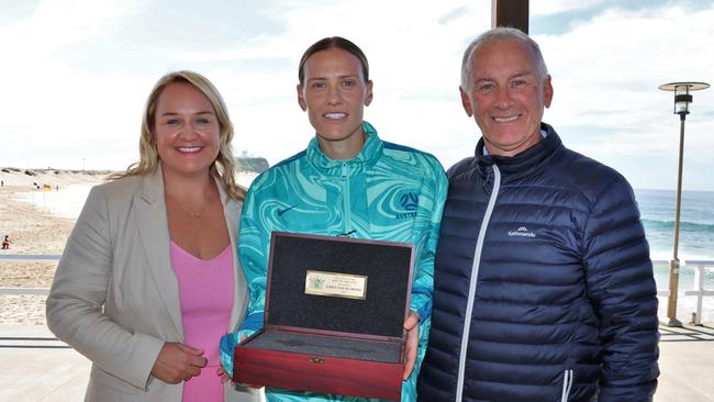 Emily van Egmond getting the keys to the city of Newcastle with Lord Mayor Nuatali Nelmes (L) and father Gary (R).