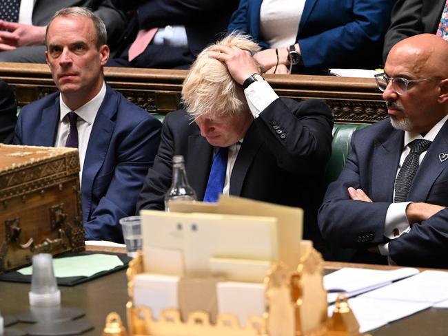 A handout photograph released by the UK Parliament shows Britain's Prime Minister Boris Johnson (C) flanked by Britain's Justice Secretary and deputy Prime Minister Dominic Raab (L) and Britain's new Chancellor of the Exchequer Nadhim Zahawi (R) during prime minister's questions in the House of Commons in London on July 6, 2022. (Photo by JESSICA TAYLOR / UK PARLIAMENT / AFP) / RESTRICTED TO EDITORIAL USE - NO USE FOR ENTERTAINMENT, SATIRICAL, ADVERTISING PURPOSES - MANDATORY CREDIT " AFP PHOTO / Jessica Taylor /UK Parliament"