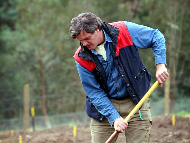 Tree Planting with horticulturalist, John Fordham at Farm Vigano in South Morang. Step 1 Digging the hole