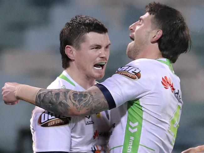 CANBERRA, AUSTRALIA - AUGUST 15: John Bateman of the Raiders is congratulated by team mates after scoring a try during the round 14 NRL match between the Canberra Raiders and the Brisbane Broncos at GIO Stadium on August 15, 2020 in Canberra, Australia. (Photo by Matt King/Getty Images)