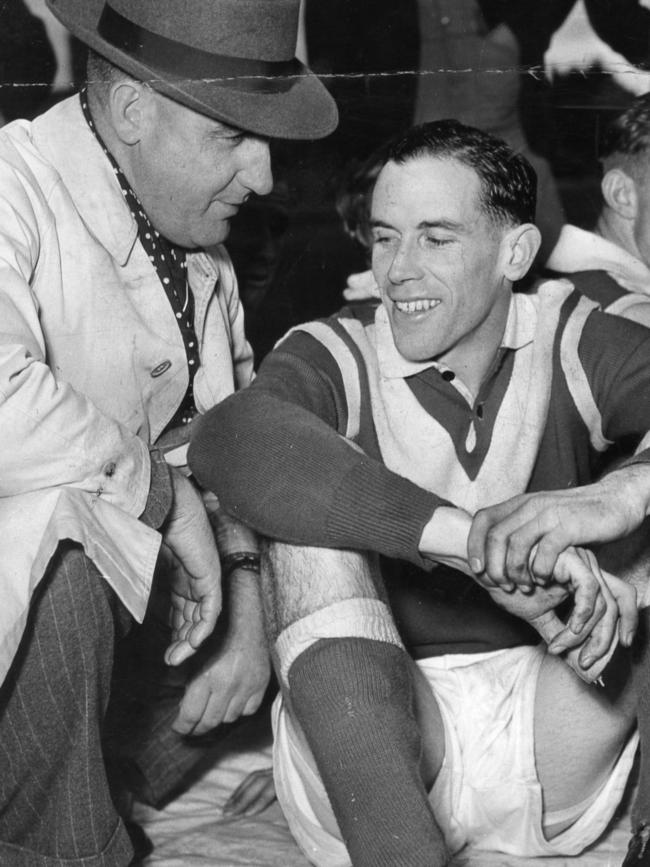  North Adelaide coach Ken Farmer with Ian McKay (r) at three quarter time. 