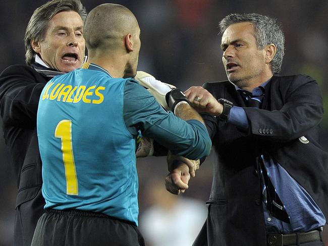 Inter Milan's Portuguese coach Jose Mourinho (R) argues with Barcelona's goalkeeper Victor Valdes (C) after the UEFA Champions League semi-final second leg football match Barcelona vs Inter Milan on April 28, 2010 at the Camp Nou stadium in Barcelona. Milan reached the Champions League final beating Barcelona 3-2 on aggregate in their semi-final despite losing the second leg 1-0. AFP PHOTO / JOSEP LAGO