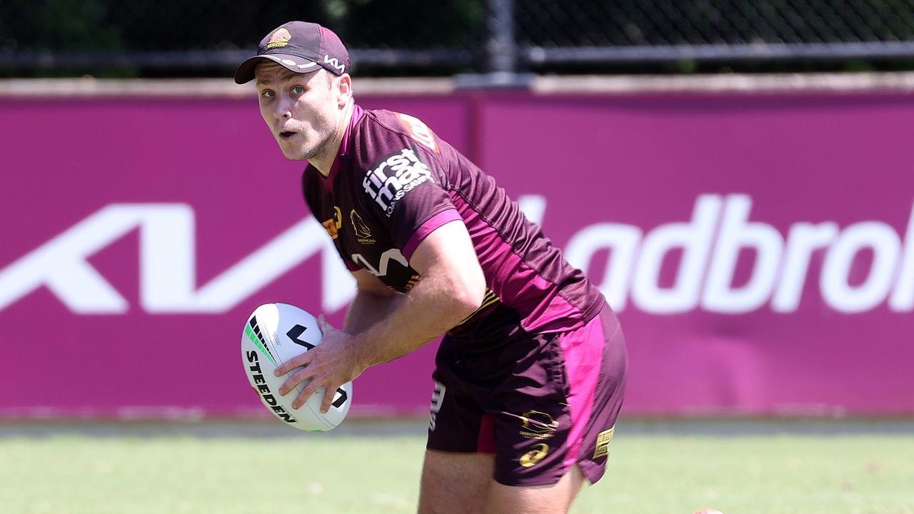 BRISBANE BRONCOS: Brisbane Broncos jersey with 22 signatures