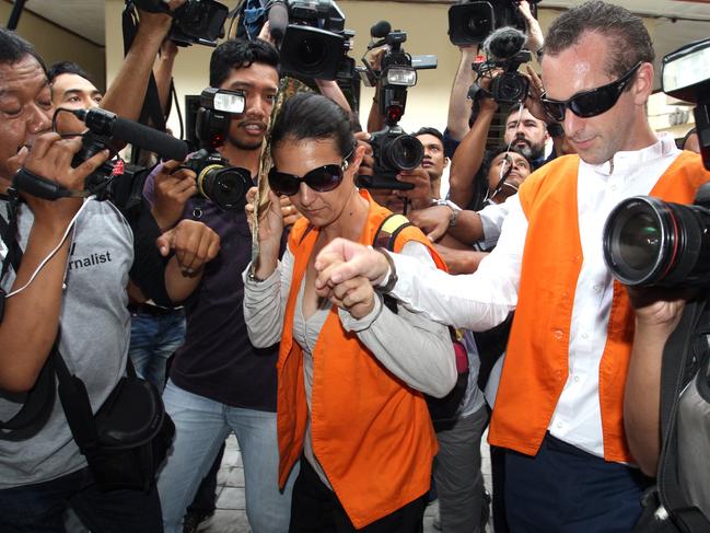 Sara Connor and then boyfriend David Taylor arrive at Denpasar District Court surrounded by media in November 2016. Picture: Lukman S. Bintoro