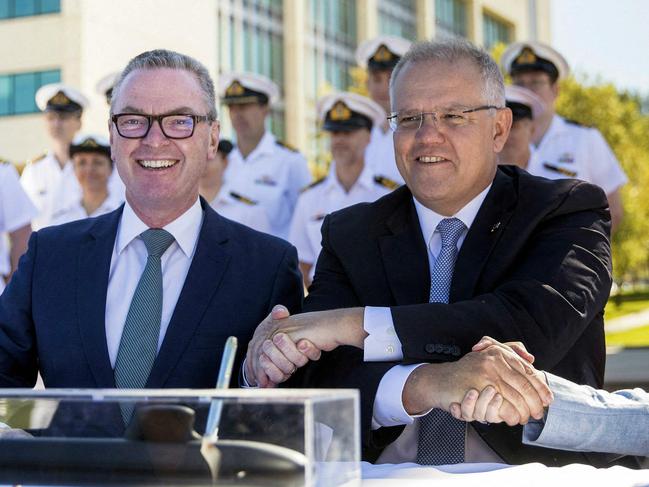 (FILES) This handout picture taken on February 11, 2019 and released by the Australian Department of Defence shows Australia's Prime Minister Scott Morrison (C) shaking hands with Australia's Defence Minister Christopher Pyne (L) and France's Defence Minister Florence Parly (R) after signing a 66 billion USD submarine Strategic Partnership Agreement in Canberra. - Australia is expected to scrapped a 66 billion USD deal for France to build submarines, replacing it with nuclear-powered subs using US and British technology. (Photo by JAY CRONAN / AUSTRALIA DEPARTMENT OF DEFENCE / AFP) / --EDITORS NOTE ----RESTRICTED TO EDITORIAL USE MANDATORY CREDIT " AFP PHOTO / AUSTRALIAN DEPARTMENT OF DEFENCE / NO MARKETING NO ADVERTISING CAMPAIGNS - DISTRIBUTED AS A SERVICE TO CLIENTS