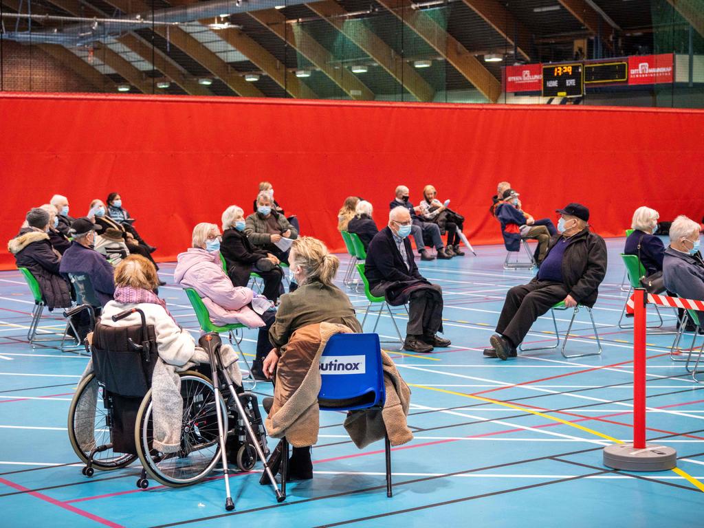 Residents who are over 85 years old and do not live in a nursing home wait for their vaccination in Drammen, Norway. Photo: AFP / Norway OUT