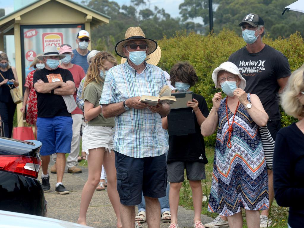 Northern beaches local residents line up at Mona Vale hospital for a COVID-19 test. Picture: NCA NewsWire / Jeremy Piper