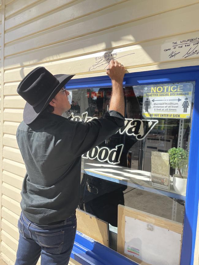 Lee Kernaghan leaving his mark on Fords Family Store.