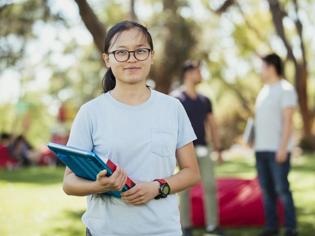 Unis woo back Chinese students