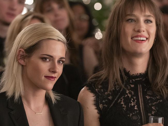 SHWE 0711 Happiness season DF-07779.jpAbby (KRISTEN STEWART) and Harper (MACKENZIE DAVIS) listen to Ted's speech in TriStar Pictures' HAPPIEST SEASON.