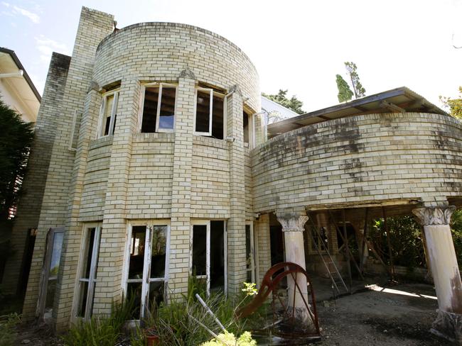 An abandoned mansion on Morella Road, Mosman that hasn't been lived in for 30 years. Picture: Jonathan Ng