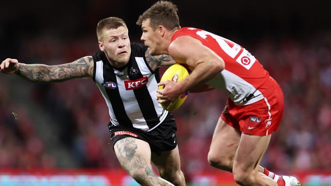 Jordan De Goey pressures Luke Parker during Saturday’s preliminary final.