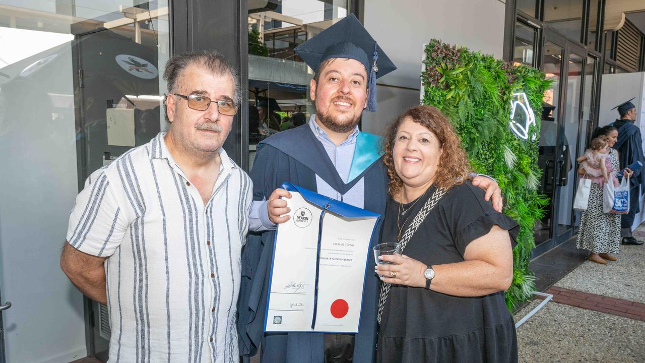 04-02-2025 Deakin Graduation Bachelor of Exercise and Sport Science, Michael Tsipnis, Peter Tsipnis and Despina Tsipnis