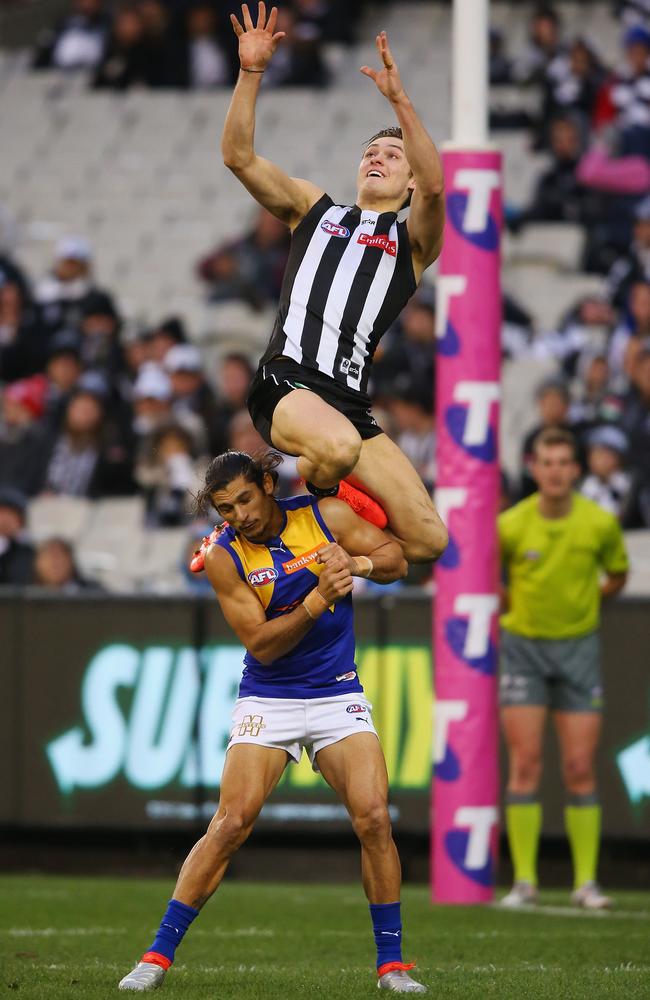 Darcy Moore marks over Sharrod Wellingham in Round 19.