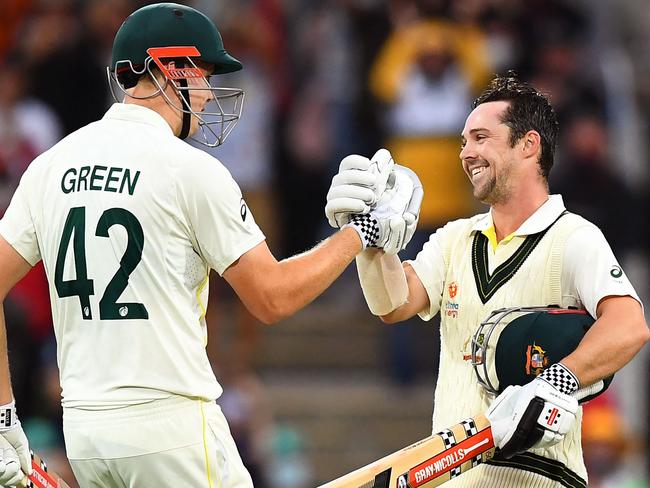 Australian batsman Travis Head (R) celebrates scoring his century against England with teammate Cameron Green (L) on the first day of the fifth Ashes cricket Test match in Hobart on January 14, 2022. (Photo by William WEST / AFP) / -- IMAGE RESTRICTED TO EDITORIAL USE - STRICTLY NO COMMERCIAL USE --