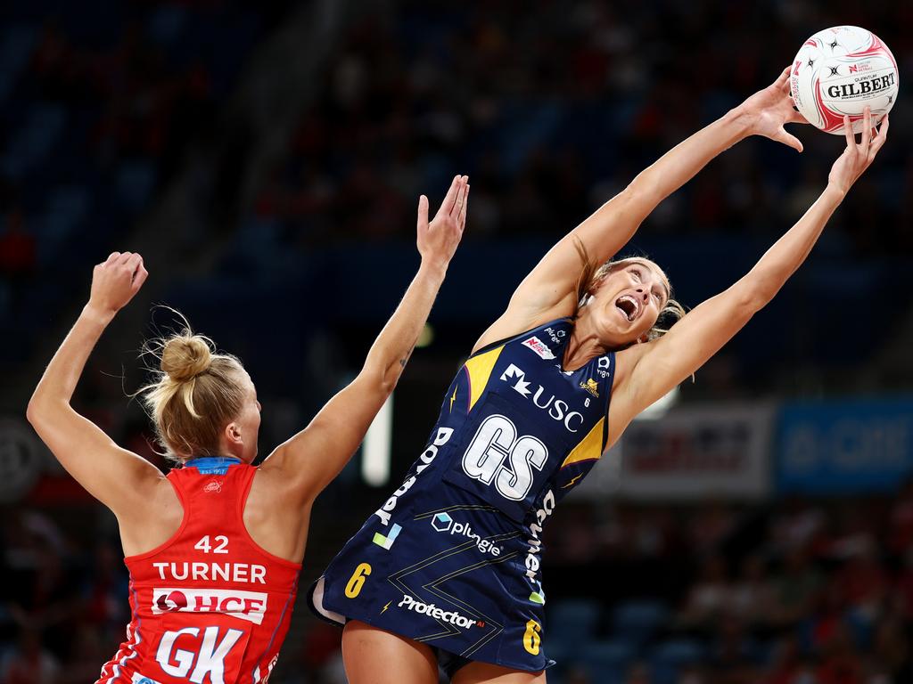 Cara Koenen of the Lightning is challenged by the Swifts' Maddy Turner during the 2022 Super Netball season. CodeSports is your source for top-shelf netball coverage, both on and off the court. Picture: Getty