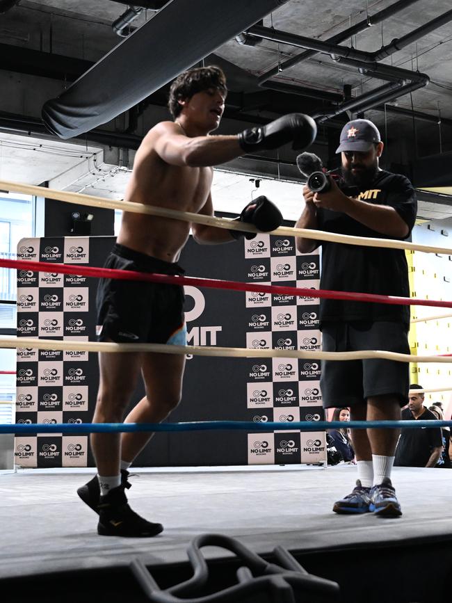 Jarvis pauses his workout to yell at Thurman. Picture: No Limit Boxing