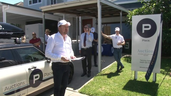 Replay: Brisbane house auction - 33 Asquith St, Morningside