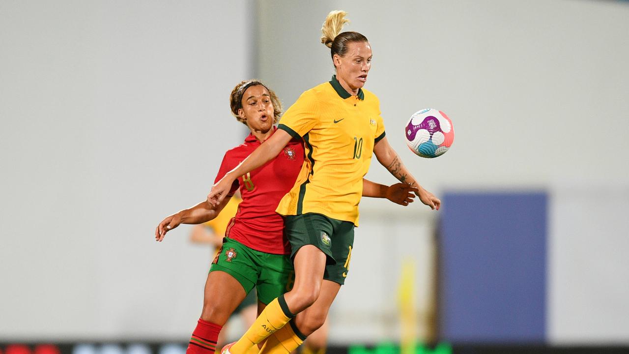 Estoril, Portugal – 28. Juni: Emily Van Egmondo Aus Australien Wird Von Andreia Norton Aus Portugal Während Des Internationalen Freundschaftsspiels Der Frauen Zwischen Portugal Und Australien Im Estadio Antonio Coimbra Da Mota Am 28. Juni 2022 In Estoril, Portugal, Herausgefordert.  (Foto Von Octavio Passos/Getty Images)