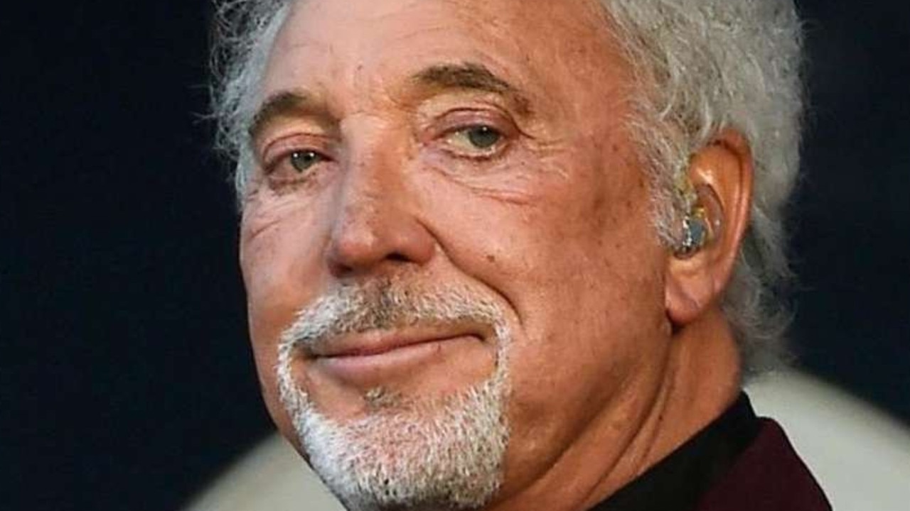 Tom Jones behandlet av leger etter å ha kollapset minutter før showet