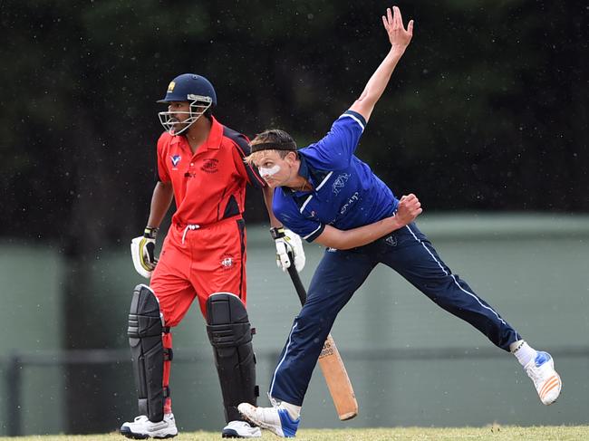 Alex Deuchar a bowling for Mt Waverley.