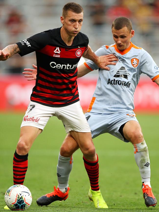 Wanderers’ Mitchell Duke holds off Daniel Bowles. Picture: Getty Images