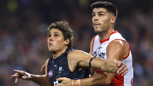 Carlton's Charlie Curnow and Sydney's Lewis Melican during the Sir Doug Nicholls Round match between the Sydney Swans and Carlton Blues at the SCG on May 17, 2024. Photo by Phil Hillyard(Image Supplied for Editorial Use only - **NO ON SALES** - Â©Phil Hillyard )