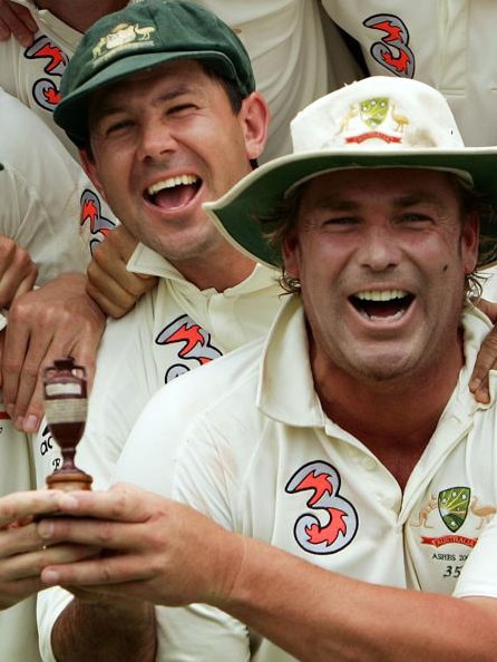 Ponting and Warne after winning the 2006-07 Ashes 5-0.