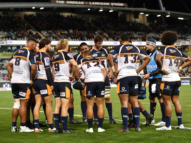 The Brumbies huddle together after a try is scored against them during the Round 13 Super Rugby match between the Brumbies and the Melbourne Rebels at GIO Stadium in Canberra, Saturday, May 12, 2018. (AAP Image/Mick Tsikas) NO ARCHIVING, EDITORIAL USE ONLY