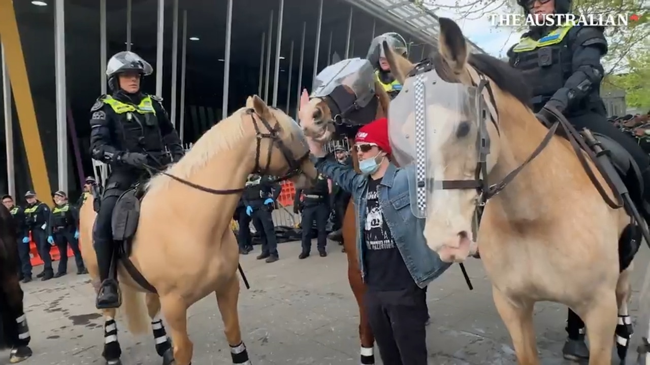 Watch: Chaos erupts in Melbourne CBD as anti-war protestors descend