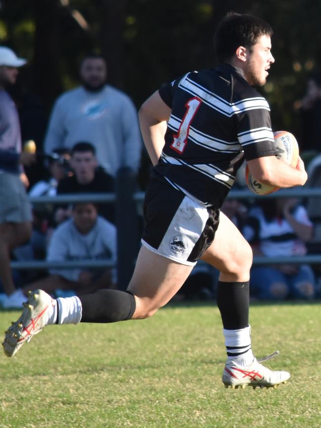 Evan Manning returns a kick. Picture: Sean Teuma/NewsLocal