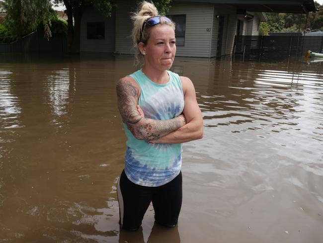 Echuca homes on the wrong side of the flood levee are battling against time construct a sandbag island around a small group of affected homes surrounded by rising flood water from the Murray River. Goulburn Road resident Nicole Salisbury has lost the fight to keep the water out of her house so has helped her neighbours instead.               Picture: David Caird