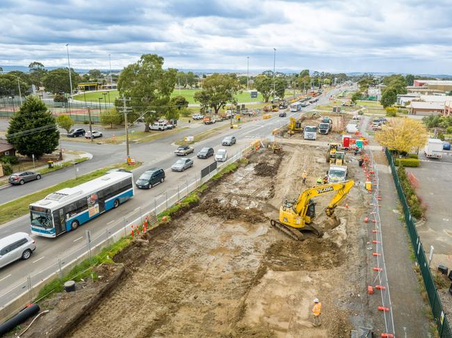 Craigieburn Road will be closed to all traffic in both directions for around 700 metres between Hanson and Bridgewater Roads from Friday 23 June to Saturday 19 August, while more lanes are added to improve traffic conditions.