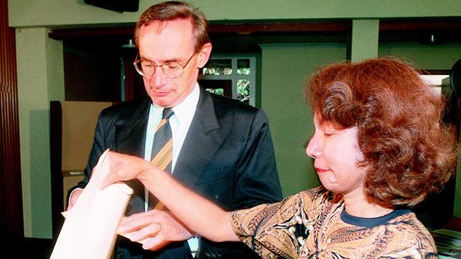 Carr and his wife Helena casting their votes at Maroubra in 1995