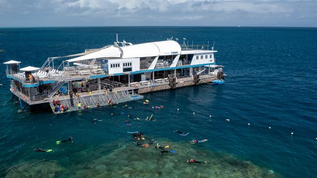 The Reef Magic Pontoon will host a country music concert on Saturday.