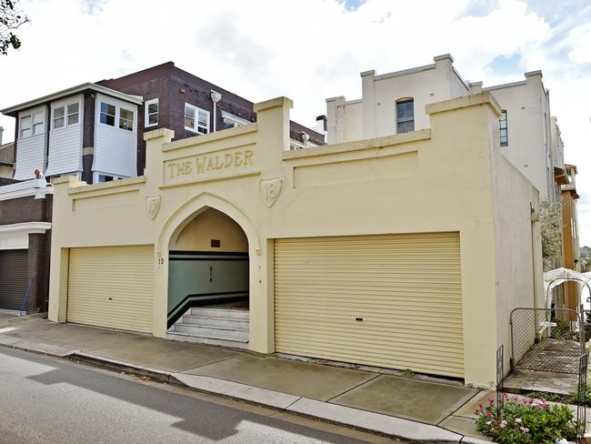 The five-storey Walder building from Holbrook Ave, Kirribilli.