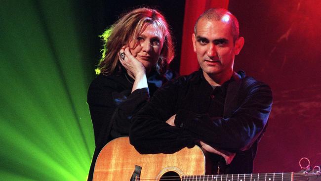 Singers Renée Geyer &amp; Paul Kelly together on stage.