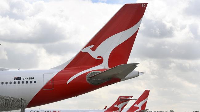 Qantas planes sit idle at Melbourne Airport on August 26, 2021 as Australian airline Qantas posted more than 1 billion USD in annual losses, after what it described as a "diabolical" year caused by pandemic travel restrictions. (Photo by William WEST / AFP)