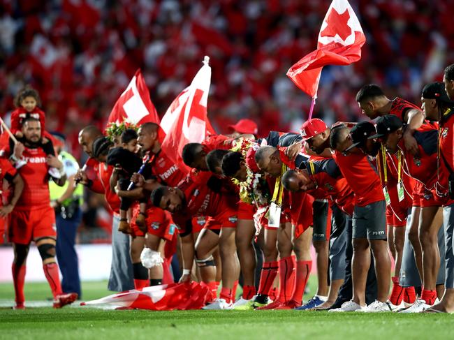 AUCKLAND, NEW ZEALAND - NOVEMBER 25: Tonga bow to the crowd following the 2017 Rugby League World Cup Semi Final match between Tonga and England at Mt Smart Stadium on November 25, 2017 in Auckland, New Zealand.  (Photo by Phil Walter/Getty Images)