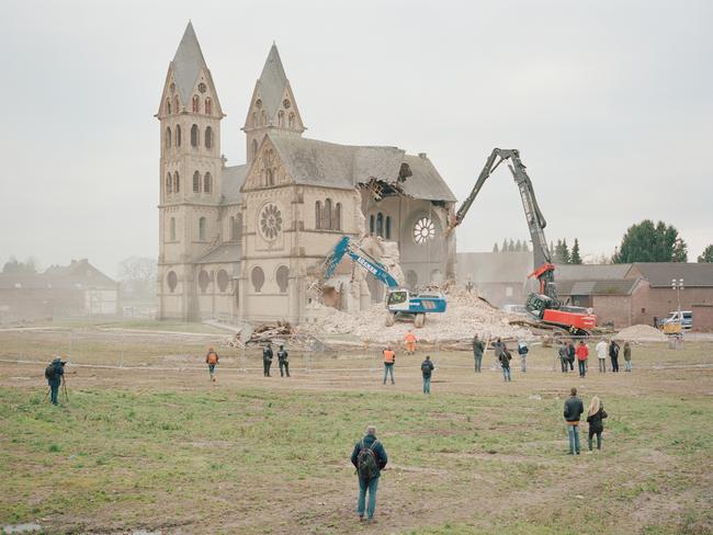 RWE proceeds with the demolition of the Immerath parish church to expand the Garzweiler open-pit mine. This action reflects Germany’s conflicting energy policies: promoting renewable energy while continuing to rely on coal, leading to the destruction of communities and landscapes in the Rhineland. Picture: Daniel Chatard