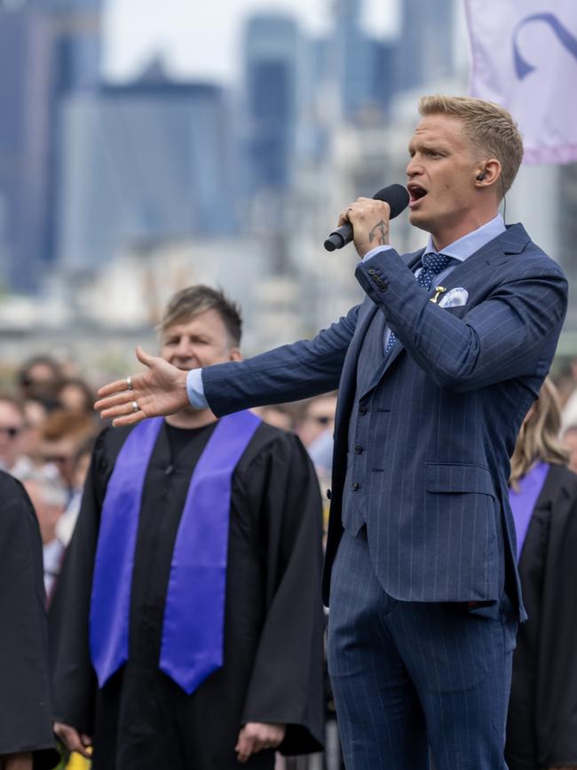 Cody Simpson sings Advance Australia Fair. Picture: Jay Town/Racing Photos via Getty Images