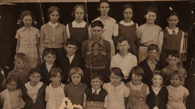 Archive photo of Mount Chalmers State School class photo in 1939.