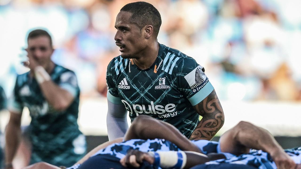 Highlanders star Aaron Smith gets ready for a scrum.